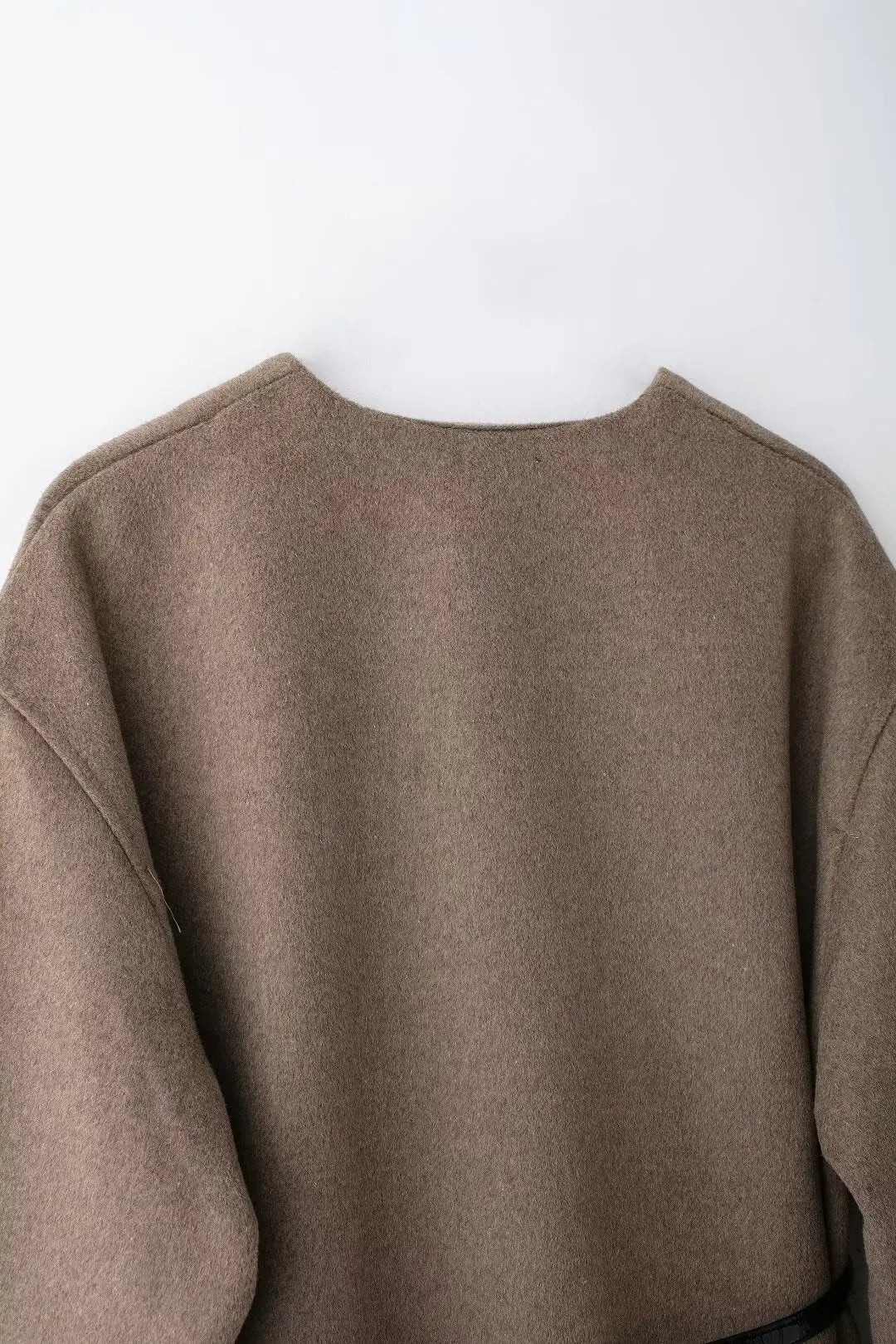Soft V-Neck Wrap – Clean Lines, Refined Finish